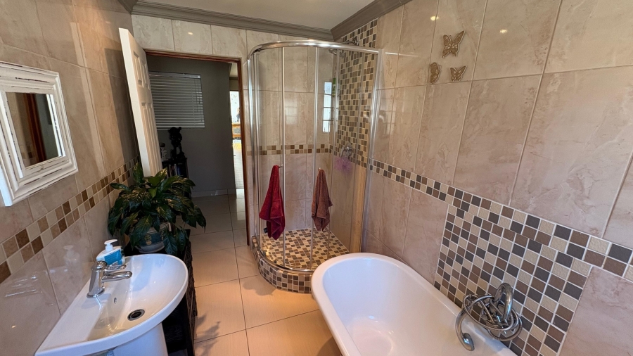 3 Bedroom Property for Sale in Reebok Western Cape